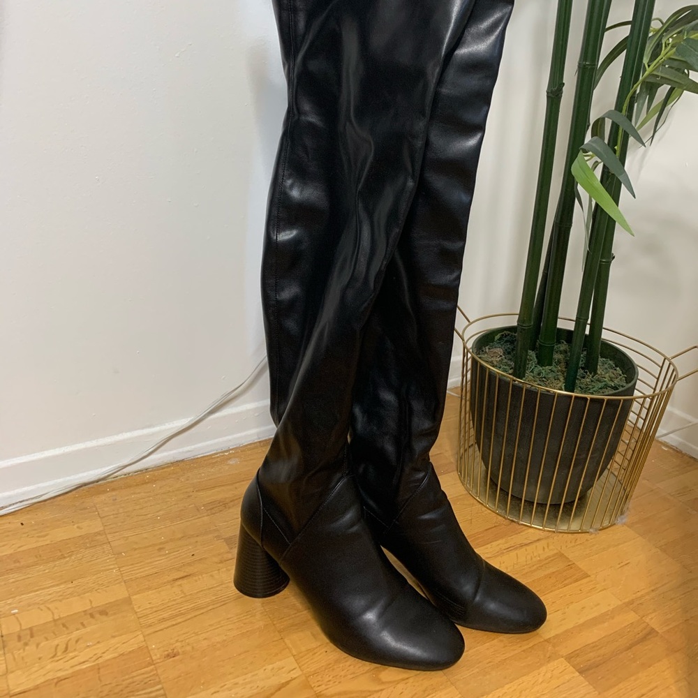 Over the knee round heel boot